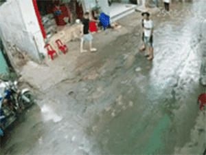 Người đàn ông hàn điện gần bình xăng và khoảnh khắc ngọn lửa bùng lên khiến cả xóm chạy tán loạn