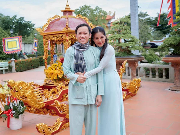 Hoạt động showbiz lâu năm và có rất nhiều đàn em thân thiết trong nghề, lý do vì sao các nghệ sĩ quyết giữ im lặng khi Hoài Linh gặp scandal lớn nhất sự nghiệp?