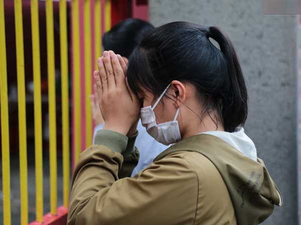 Nhiều chùa đóng cổng để phòng chống Covid-19, người dân Sài Gòn đứng ngoài cầu nguyện mừng Đại lễ Phật đản