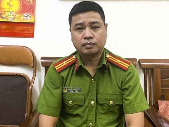 Thiếu tá công an nhảy xuống hồ cứu người, thai phụ một mực nói "để cho 2 mẹ con tôi chết"