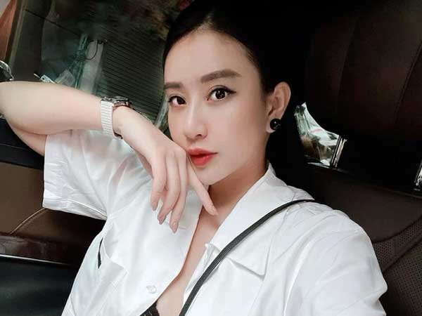 Rich kid bí ẩn nhất hội con nhà giàu Việt khoe thú vui mùa dịch: Đem túi cả trăm triệu ra... cắm hoa