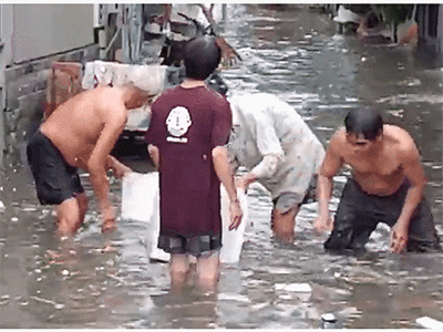 Video: Người dân dầm mình trong con hẻm ngập sâu để vớt rác, thông cống giữa trời mưa