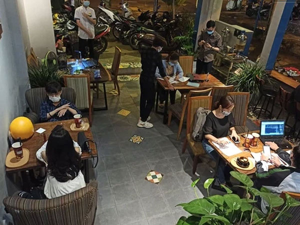 3 quán cafe ở Sài Gòn bị xử phạt 60 triệu đồng vì nhận hàng chục khách ngồi tại chỗ