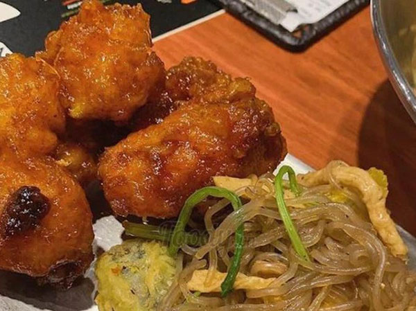 Đi ăn buffet để thừa quá nhiều, người đàn ông bị phạt 6,5 triệu đồng, vừa nộp phạt xong rời đi, chủ nhà hàng thốt lên lo lắng: Nguy rồi, mau đuổi theo!