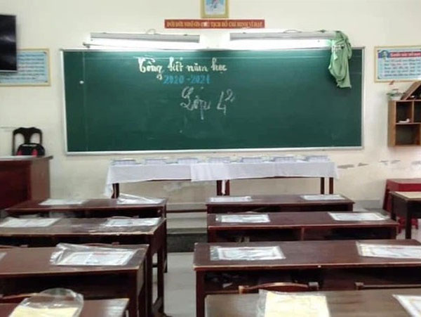 Tối muộn, cô giáo đợi phụ huynh tới nhận giấy khen tổng kết năm của học sinh: 1 bức ảnh nói lên nhiều xúc cảm