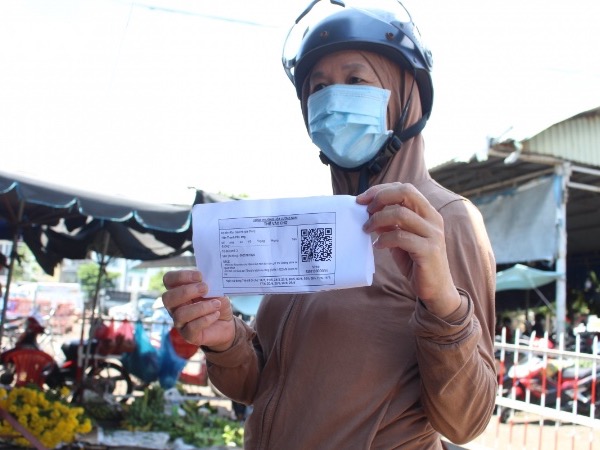 Người dân Đà Nẵng lần đầu đi chợ bằng thẻ QR- Code