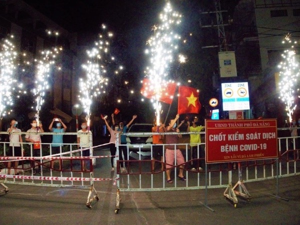 Clip, ảnh: Gỡ phong toả khu vực bar New Phương Đông, người dân Đà Nẵng hát vang, vẫy cờ vui như Tết