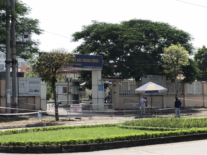 Bộ Y tế gỡ cách ly, lãnh đạo Bệnh viện Bệnh Nhiệt đới tự nguyện gia hạn thêm 2 tuần