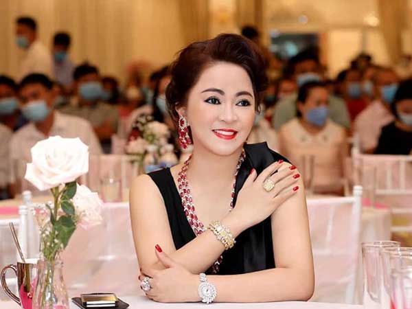 Tiết lộ gây sốc về những món kim cương mà bà Phương Hằng và Hoài Linh nâng niu như báu vật