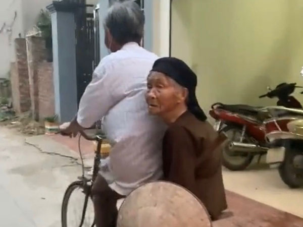 Xúc động hình ảnh 2 ông bà gần 80 tuổi vẫn đèo nhau ra đồng làm ruộng