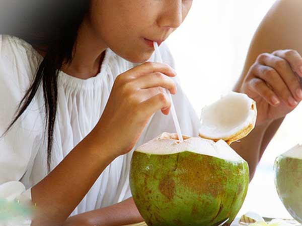 Uống nước dừa mùa hè rất mát nhưng lạm dụng có thể nguy hiểm cho đường ruột, thậm chí gây tử vong