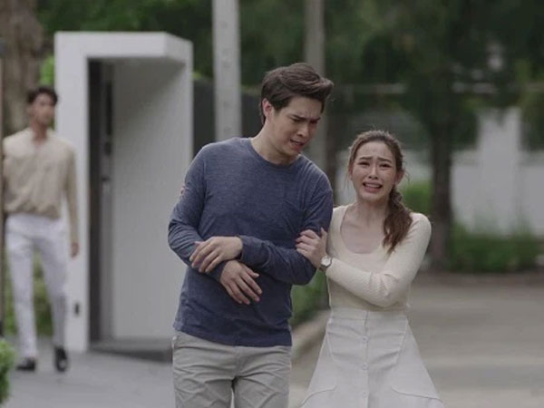 Tinh mơ tỉnh dậy không thấy chồng, tôi chạy vội đi tìm, thấy đôi dép trên cầu, tôi bật khóc thì nghe tiếng đáp: 'Anh ở đây!'