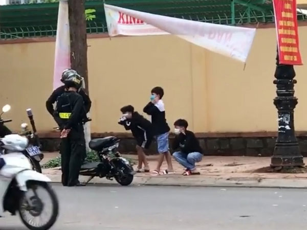 Cảnh sát cơ động phạt học sinh chở 3... 'thụt dầu'