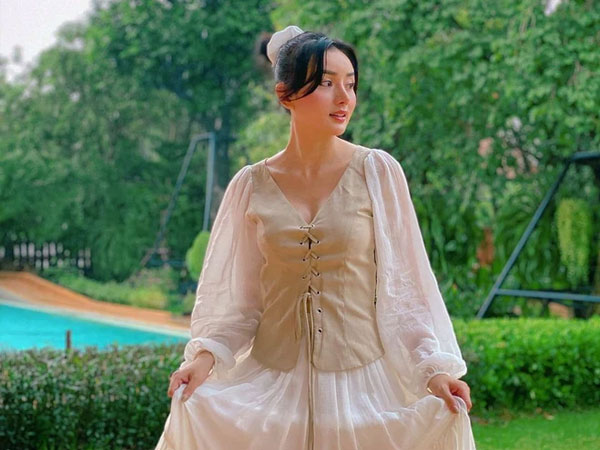 Dân tình bận hóng drama còn gái đẹp đang lo làm 'nàng thơ' cho chồng đại gia chụp ảnh rồi