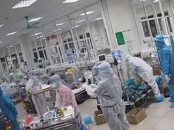 Xúc động hình ảnh các bác sĩ ép tim liên tục để cấp cứu, giành giật sự sống cho bệnh nhân COVID-19 bị ngưng tuần hoàn