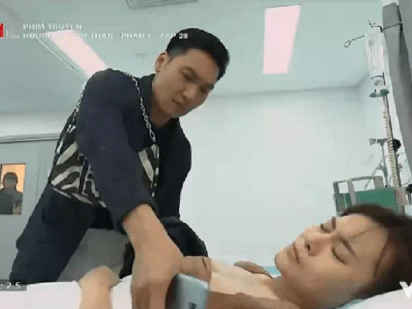 Cảnh 'soái ca' Mạnh Trường đeo túi xách của Phương Oanh gây sốt, dân mạng đồng loạt: 'Tính đi buôn giò hay gì?'