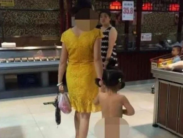 Bé gái khỏa thân đi siêu thị khiến dân tình phẫn nộ nhưng người mẹ vẫn tỉnh bơ: Giáo dục giới tính cho trẻ nên bắt đầu từ khi nào?