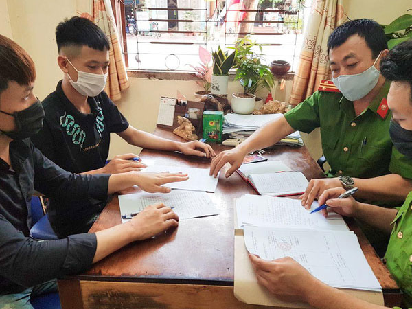 Hai thanh, thiếu niên trèo tường vào khu cách ly tập trung thăm bạn gái