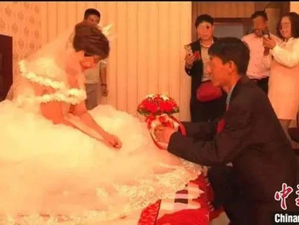 Đang lướt mạng thì thấy video vợ mình tổ chức đám cưới với kẻ khác, người đàn ông vội báo cảnh sát rồi nhận sự thật phũ phàng