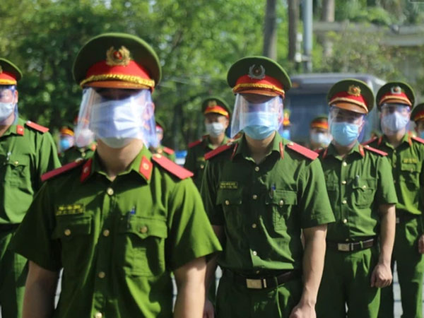 Ảnh: 300 học viên và 100 cảnh sát cơ động lên đường chi viện cho tỉnh Bắc Ninh