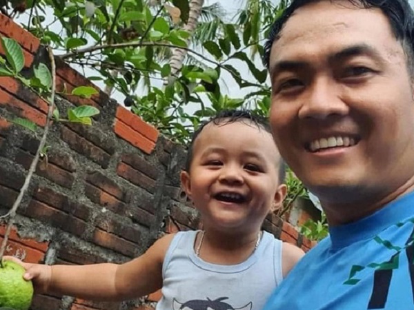 Canh ổi nhà hàng xóm để hái nhưng kết quả khiến hai bố con 'bất ngờ, ngỡ ngàng, ngơ ngác và bật ngửa'