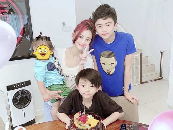 Con trai Trương Bá Chi sống buông thả, không lo học hành vì muốn phản kháng mẹ?