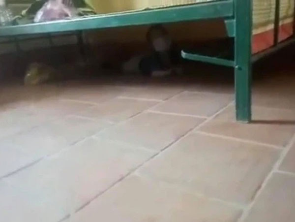 Bé trai sợ hãi trốn dưới gầm giường, không dám khóc trong khu cách ly: Hình ảnh khiến người lớn quặn lòng