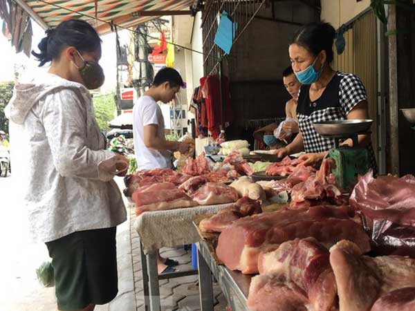 Giá lợn hơi giảm kỷ lục, vì sao người dân vẫn mua đắt?