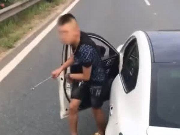 Tài xế dừng xế hộp trên làn đường xe chạy 100 km/giờ để giải quyết va chạm giao thông