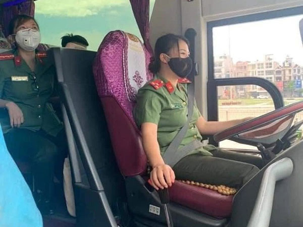 Nữ chiến sĩ CAND lái xe đưa đoàn y, bác sĩ đến tâm dịch Bắc Giang: Hình ảnh khiến phái mạnh nể phục