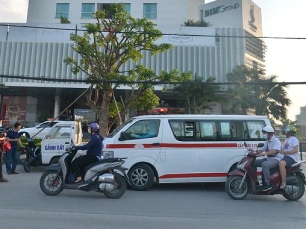 Hà Nội: Phong toả tạm thời tổ hợp TTTM, khách sạn ở quận Tây Hồ, lực lượng y tế mặc áo bảo hộ đưa người đi cách ly