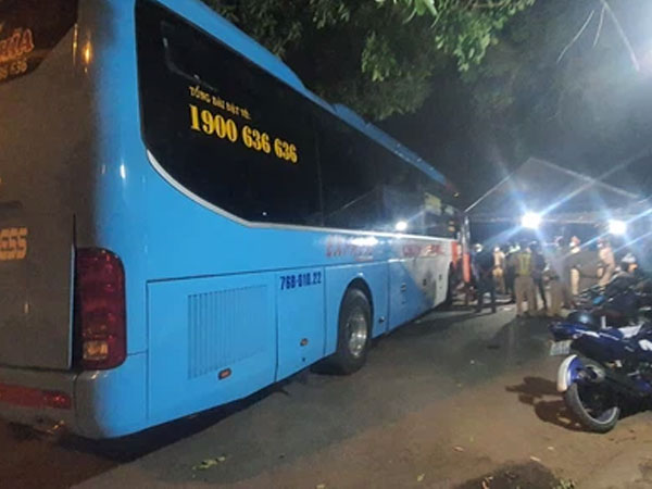Tài xế nhốt cảnh sát trên xe, tông vào chốt kiểm dịch Covid-19 ở Đà Nẵng