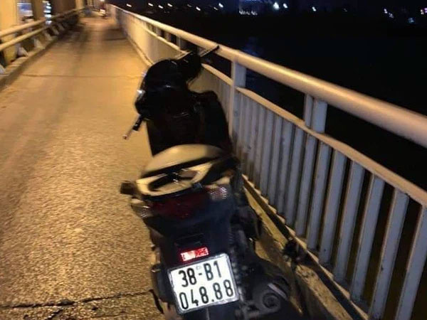 Vụ thầy giáo trẻ nghi nhảy cầu tự tử để lại xe máy SH: Thi thể có 3 viên đạn trên đầu