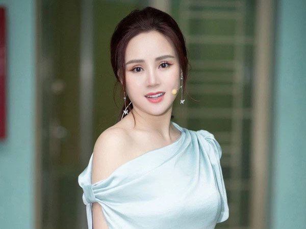 Vy Oanh nhắn bà Phương Hằng: Giả sử con đẻ cho 1 người khác, đó là tội nặng sao? Nếu vậy tội cô nặng hơn nhiều vì có 4 đứa con với 4 đời chồng