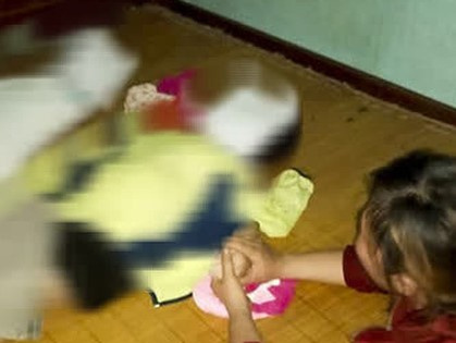 Đi làm về, bố mẹ đau đớn phát hiện 2 con nhỏ tử vong dưới ao mới đào