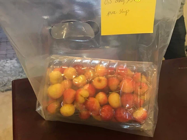 Khách hàng đòi mua nửa cân cherry, lí do đằng sau khiến người bán xúc động