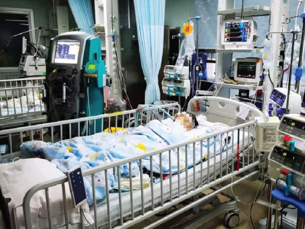 3 trẻ nhỏ chết não trong 2 tháng chỉ vì mụn nước ở khóe miệng, bác sĩ chỉ ra con đường lây nhiễm bệnh xuất phát từ hành động nhiều người vẫn làm