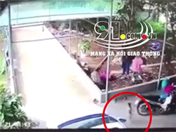 Video: Thương tâm cảnh bé 1 tuổi bị ô tô cán trúng ở Hòa Bình