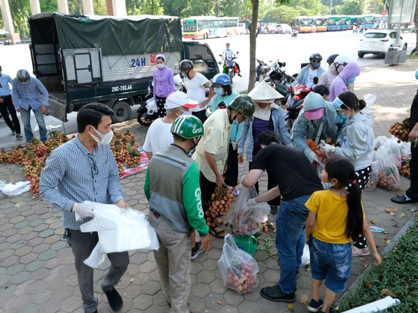 Ảnh: Người Hà Nội đội nắng, đổ xô đi mua ủng hộ vải Bắc Giang