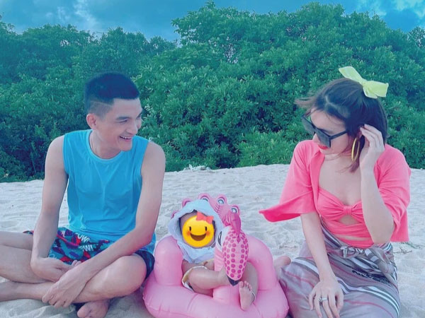 Bị netizen nghi ngờ huyết thống con gái và tung tin ngoại tình, vợ Mạc Văn Khoa đáp trả 1:1 'dằn mặt' căng đét
