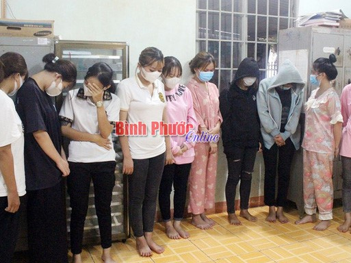 10 cô gái lao vào đánh nhau do 2 trong số này cùng yêu một chàng trai