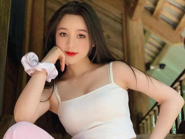 Quỳnh Kool bức xúc vì bị đồn tắm trắng nhưng cứ vài chữ lại có 1 lỗi chính tả đọc mà 'tức con mắt'