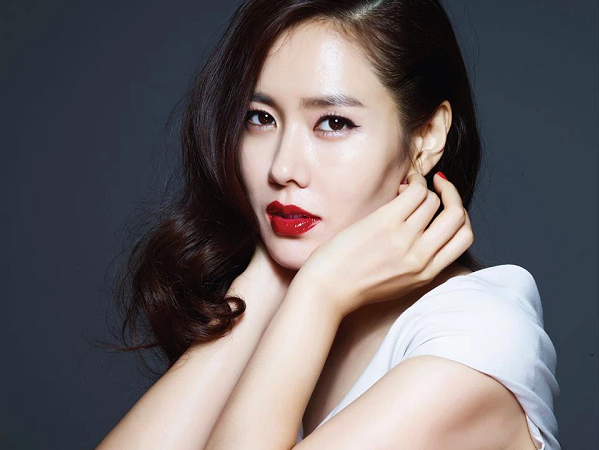 Son Ye Jin trẻ xinh là thế nhưng cứ đánh son đỏ là bị dìm thậm tệ, tự cộng cho nhan sắc thêm 5 tuổi