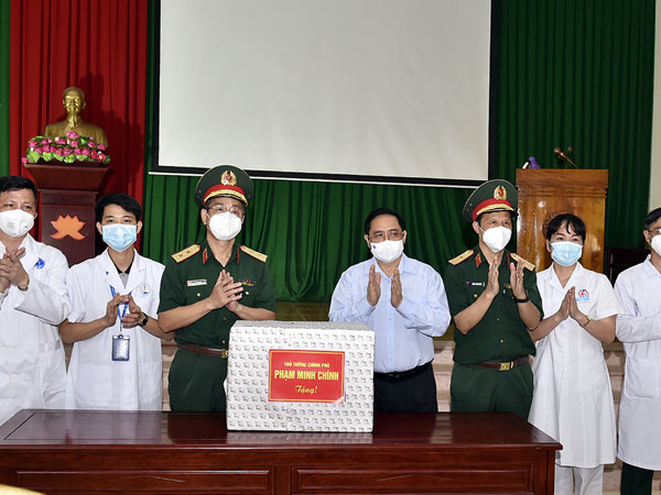 Chùm ảnh: Thủ tướng vào tâm dịch Bắc Giang động viên tuyến đầu chống dịch