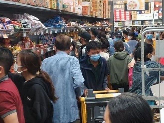 TP.HCM trước giờ giãn cách: Siêu thị đông nghẹt vì dân đổ xô mua hàng