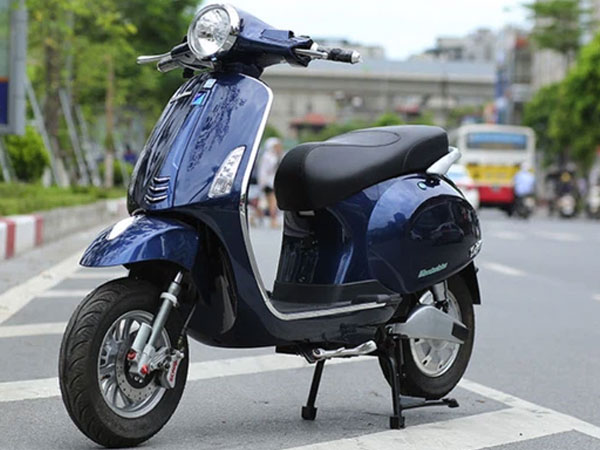 Xe máy điện giá rẻ đẹp long lanh, sạc đầy ắc quy đi 80km có gì?