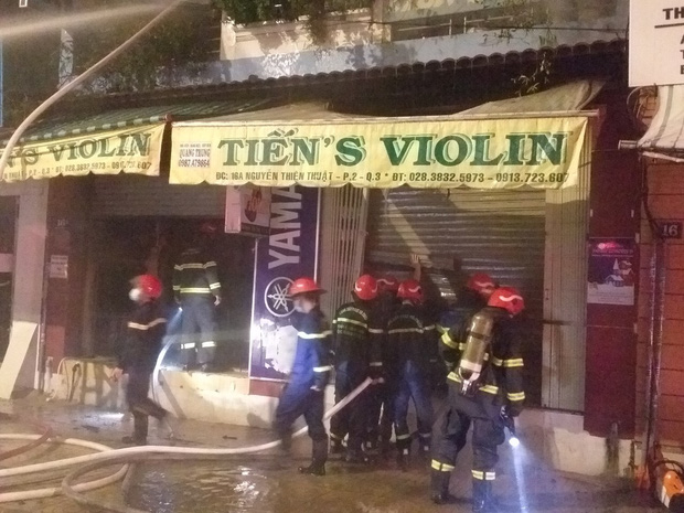 TP.HCM: Căn nhà bốc cháy dữ dội lúc rạng sáng, 3 người lớn và 1 trẻ em mắc kẹt được giải cứu kịp thời
