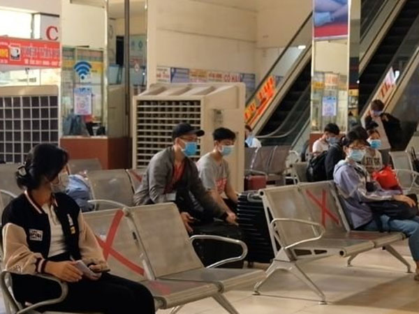 Video: Nhiều tỉnh ngừng xe đến TP.HCM, khách ở BX Miền Đông tăng đột biến
