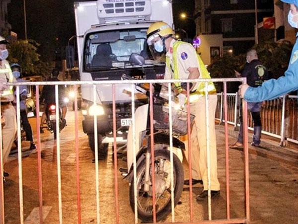 Những hình ảnh đầu tiên khi quận Gò Vấp thực hiện cách ly xã hội: 10 chốt phong toả chính thức đi vào hoạt động