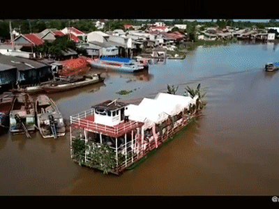 Dân mạng phát sốt với chiếc rạp cưới dựng trên thuyền, khách khứa vừa 'xuôi sông' vừa ăn uống chẳng khác nào tàu Titanic